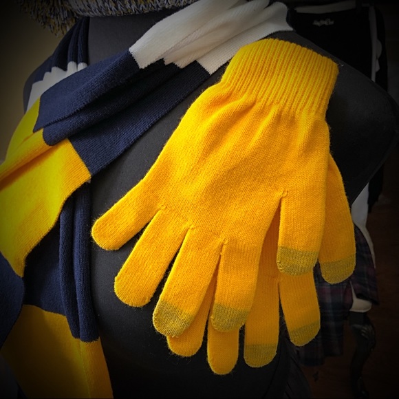 SET -Pom Pom Beanie Hat, Scarf, Gloves - Picture 1 of 8